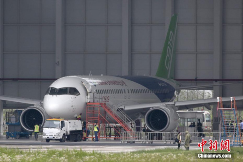 5月4日，一架國(guó)產(chǎn)大飛機(jī)C919在機(jī)庫(kù)內(nèi)做首飛前最后的準(zhǔn)備。中新社記者 張亨偉 攝